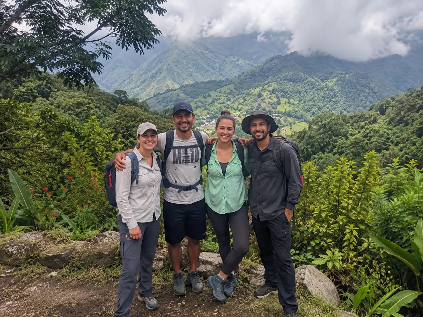 Zwei Paare halten inne, um gemeinsam die Aussicht auf einem Berggipfel in Panama zu genießen