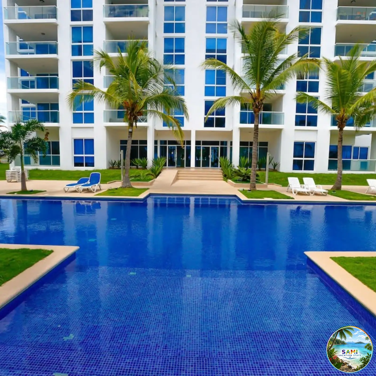 Piscina de un resort frente al mar con agua azul clara