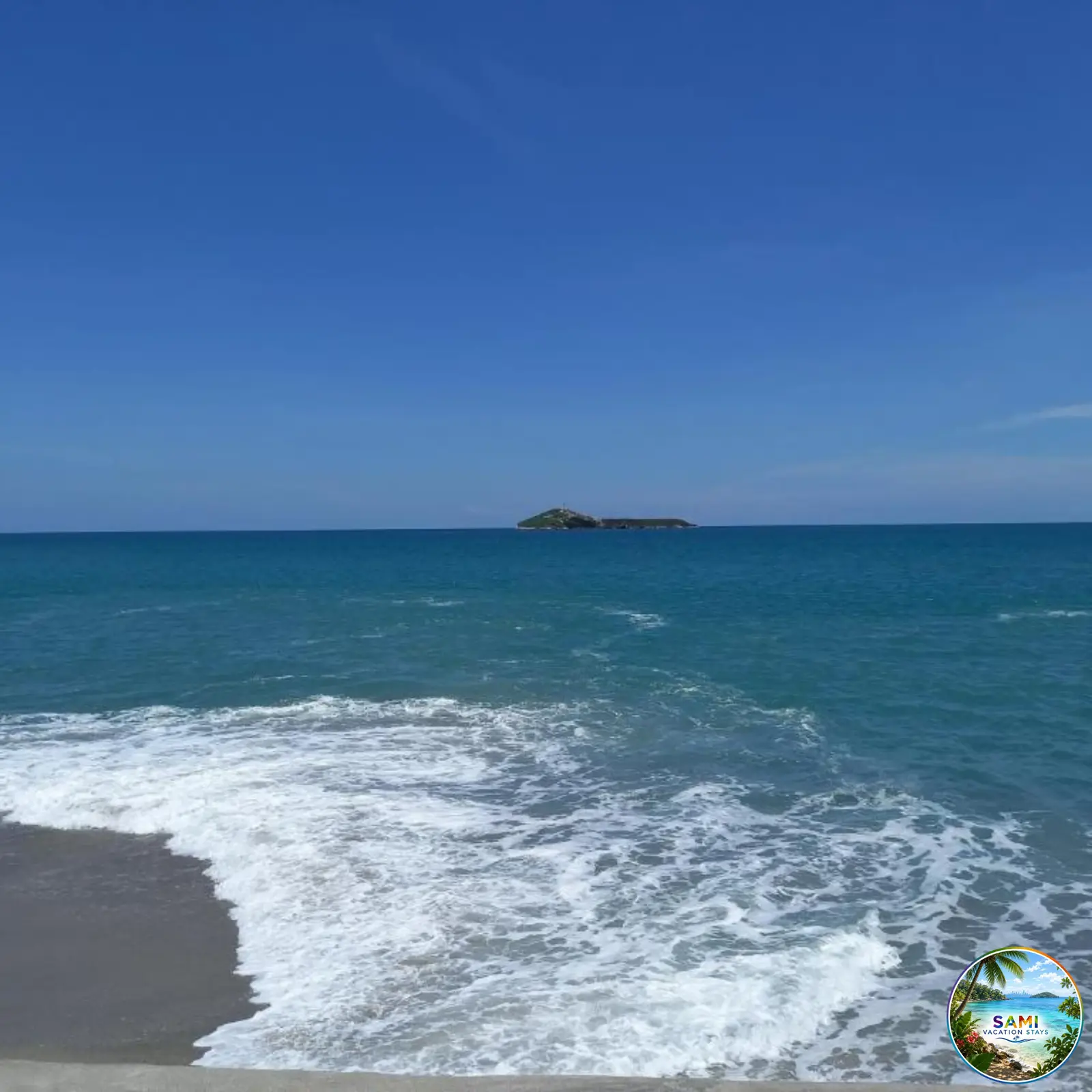Olas azules del océano rompiendo en la orilla
