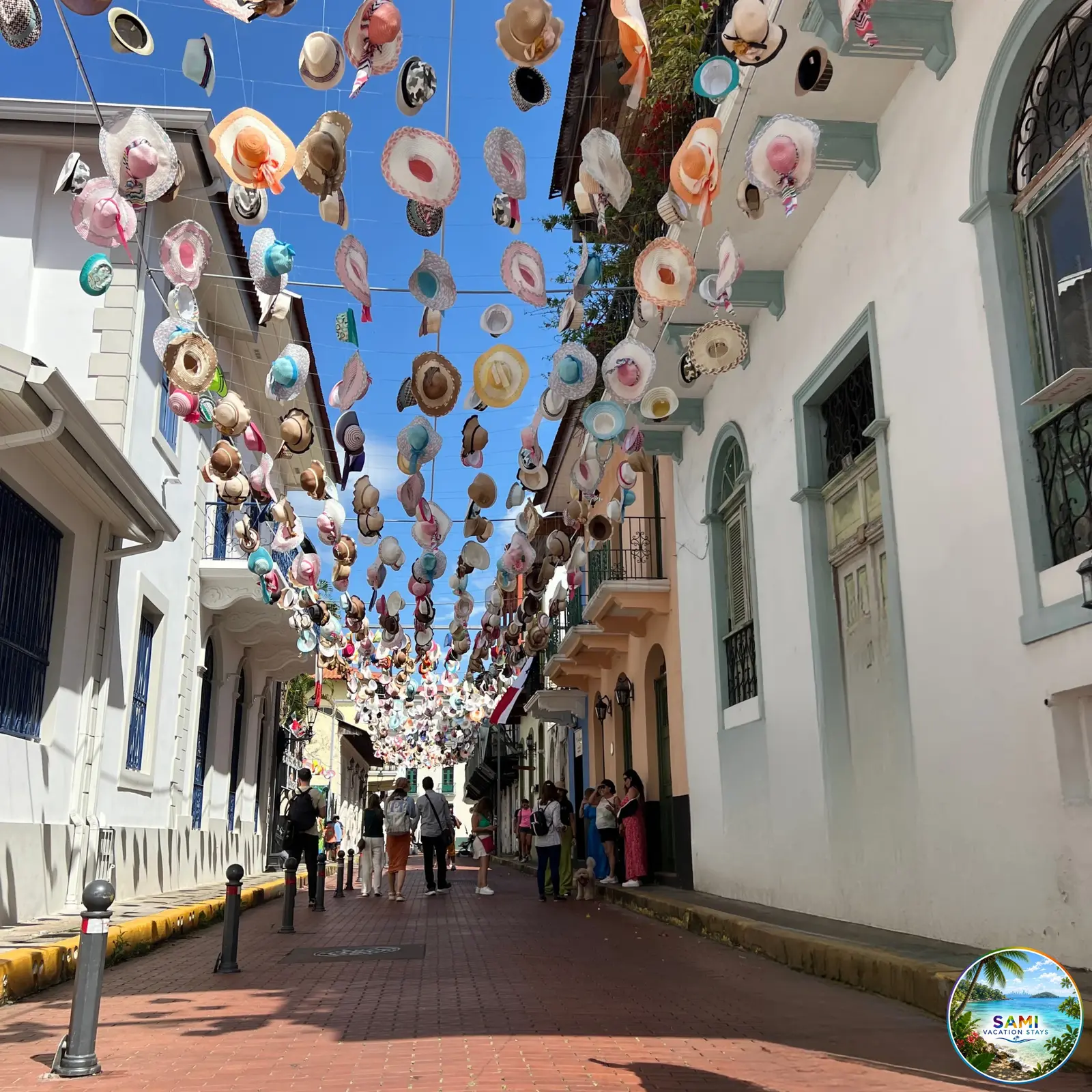 Sombreros coloridos colgados en una calle del Casco Viejo