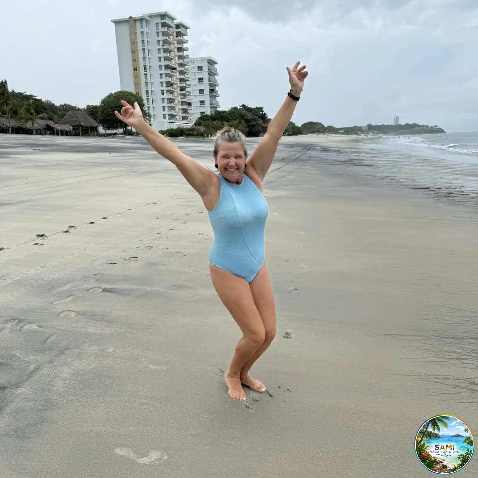 Mujer alegre disfrutando de una playa de resort