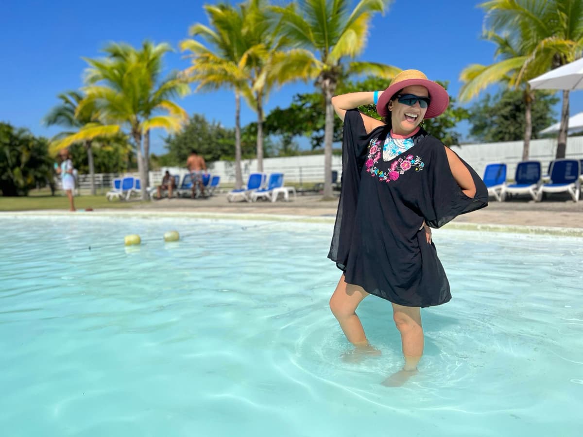 Sami en la piscina
