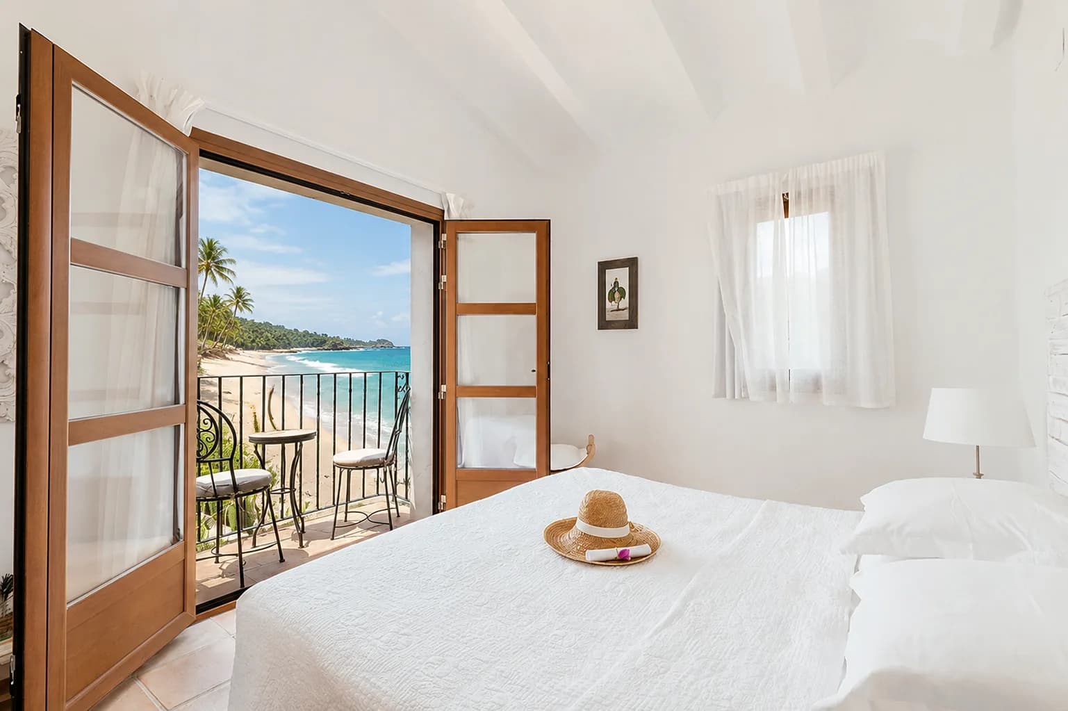 Ein Schlafzimmer, das sich zum Strand öffnet