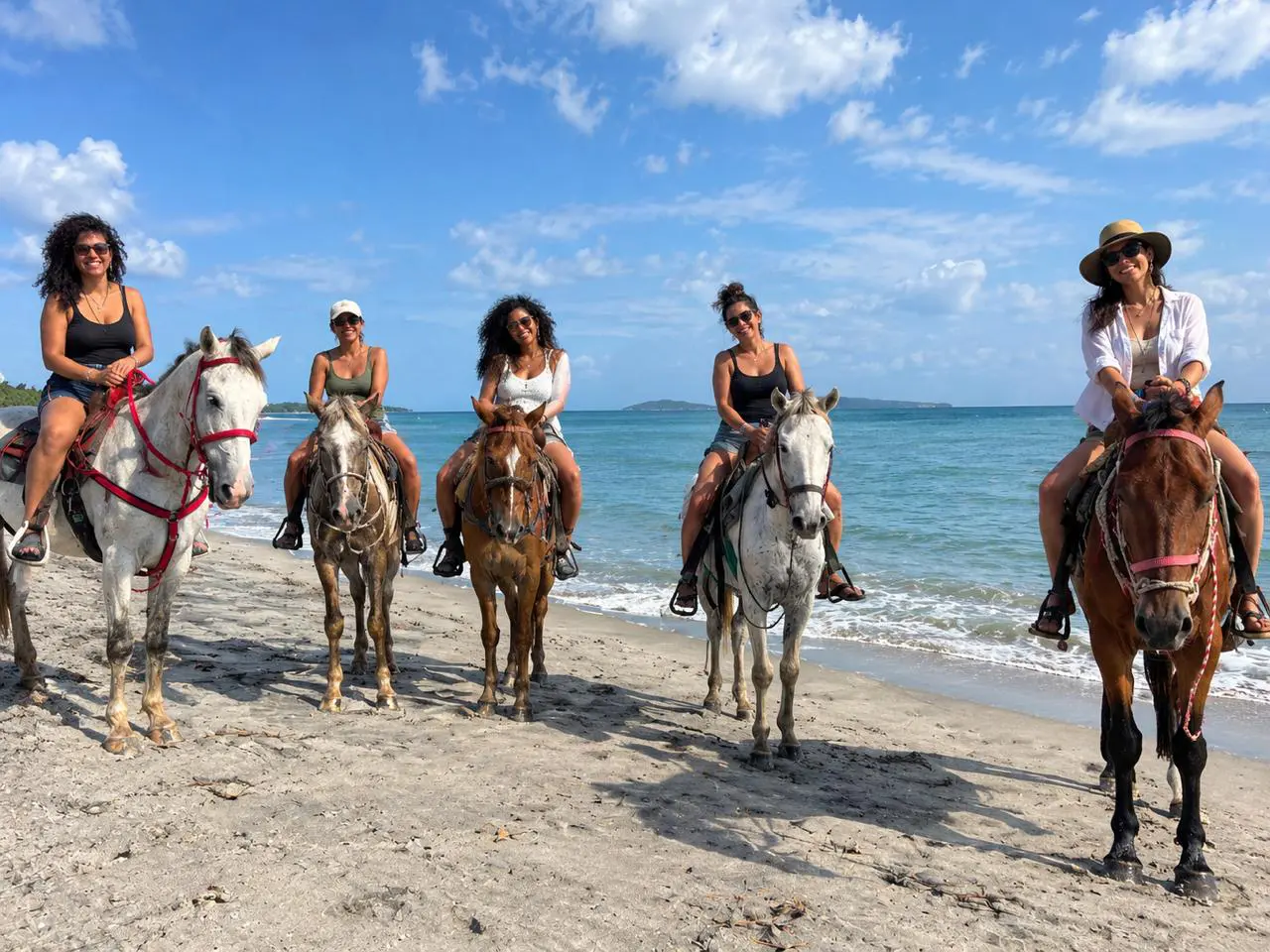Un groupe de femmes à cheval sur une plage du Panama