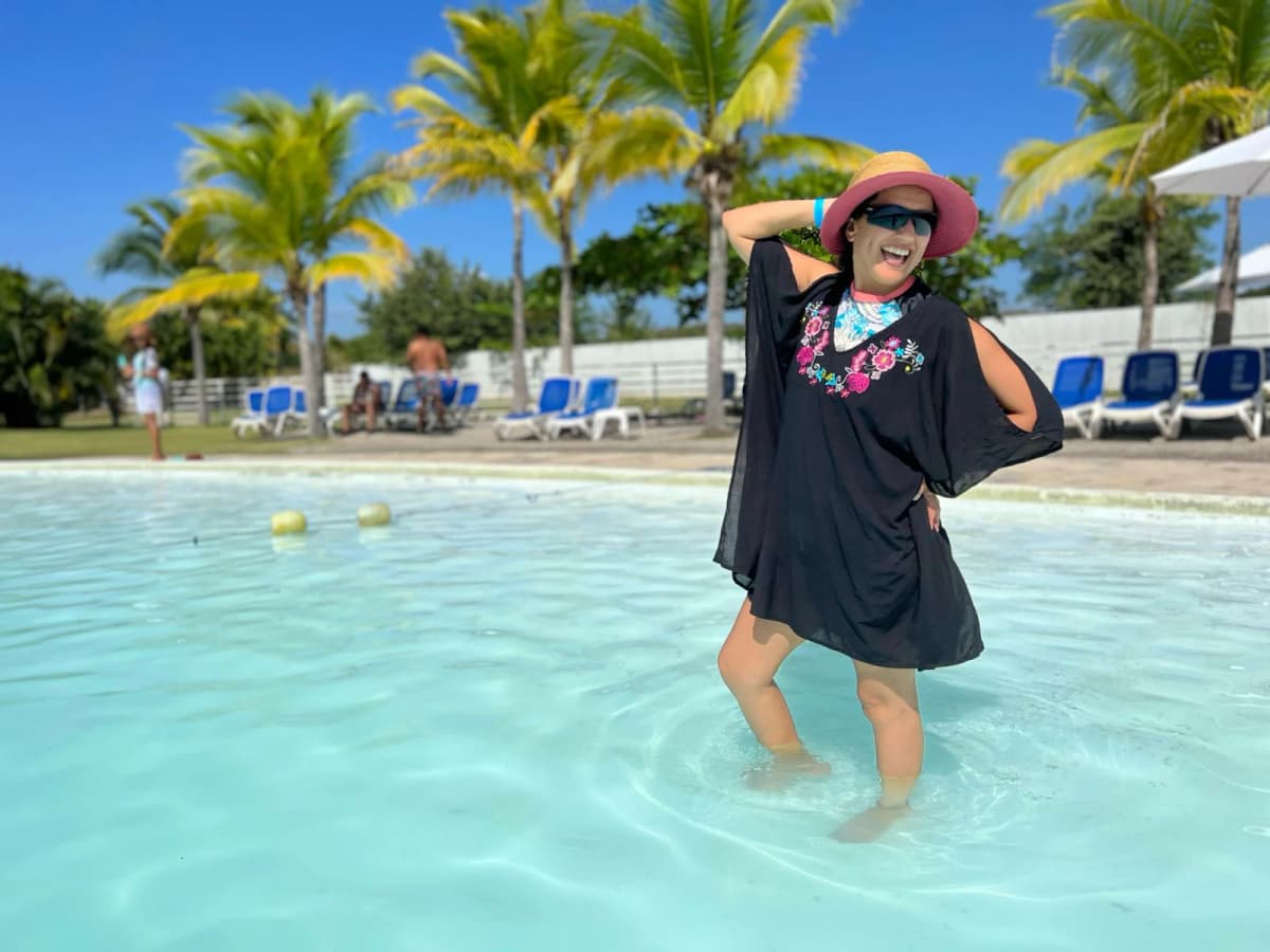 Sami am Swimmingpool