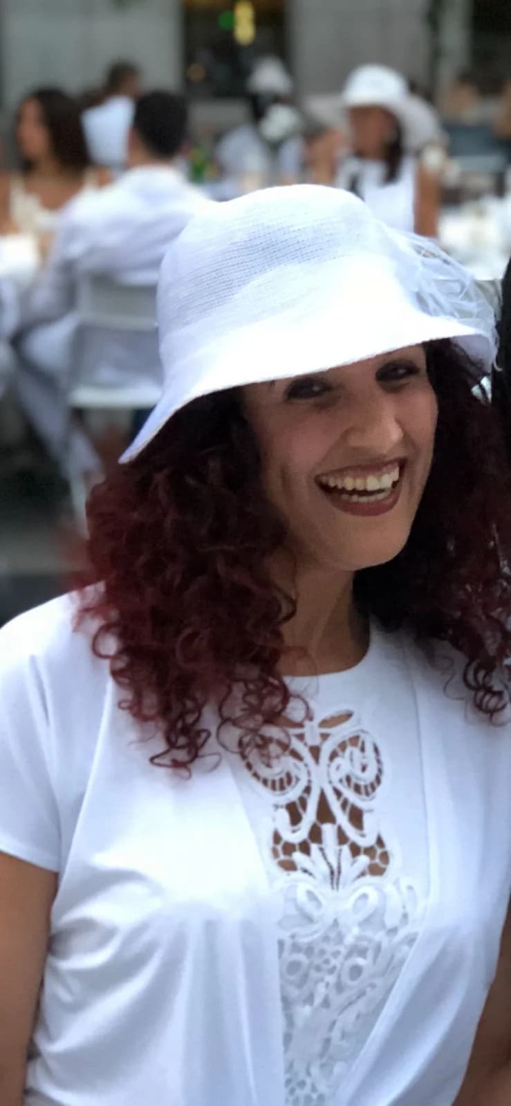 Sami in weißem Hut und Outfit