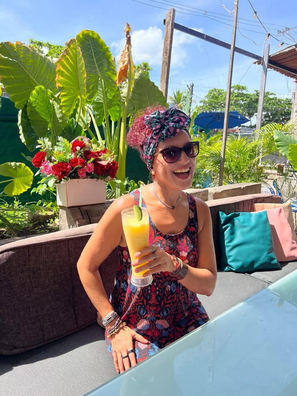 Sami genießt einen Smoothie
